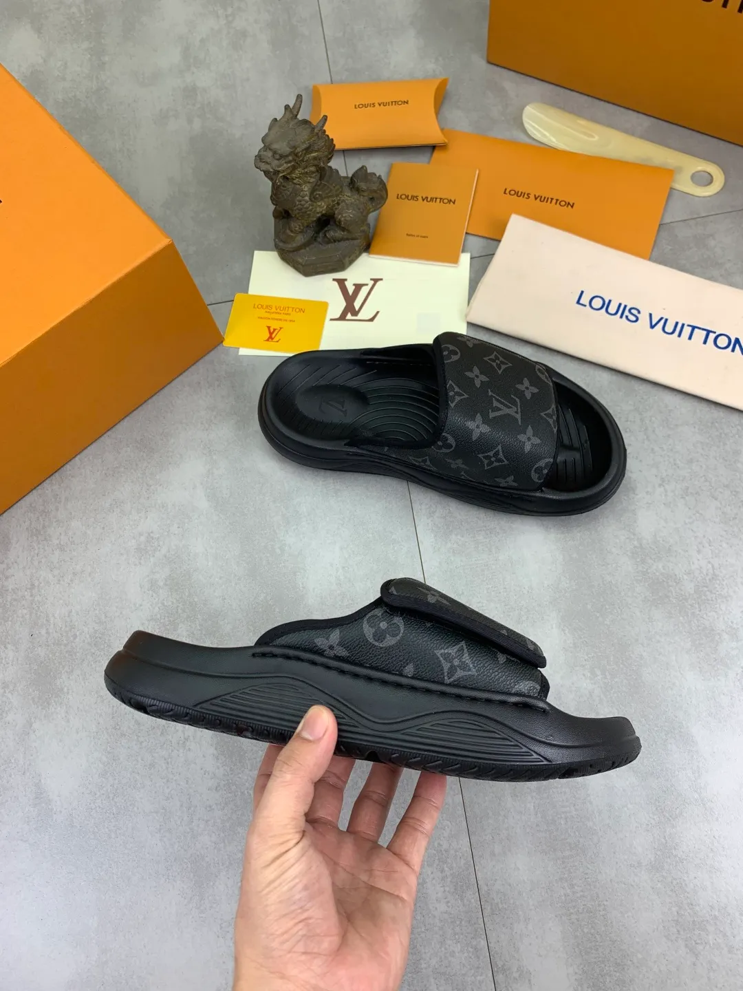 Men's shoes 💰P320💰【New style】🆘 Original quality 【LOUIS VUITTON】The popular Louis Vuitton LV men's slippers on the official website are on sale simultaneously! Original fabric imported from Italy. Original bottom provided by the original factory. Number of yards: 38-44 (customized to 45). Multiple colors to choose from. Fully packaged drawer box.